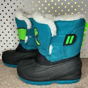 Boy’s blue dinosaur snow boots size 6
